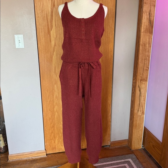 NWOT Universal Thread 2 pc lounge set. Size
M/L - Picture 2 of 5